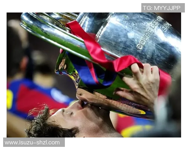 足球明星深情亲吻中国粉丝展现友谊与热爱引发热烈反响